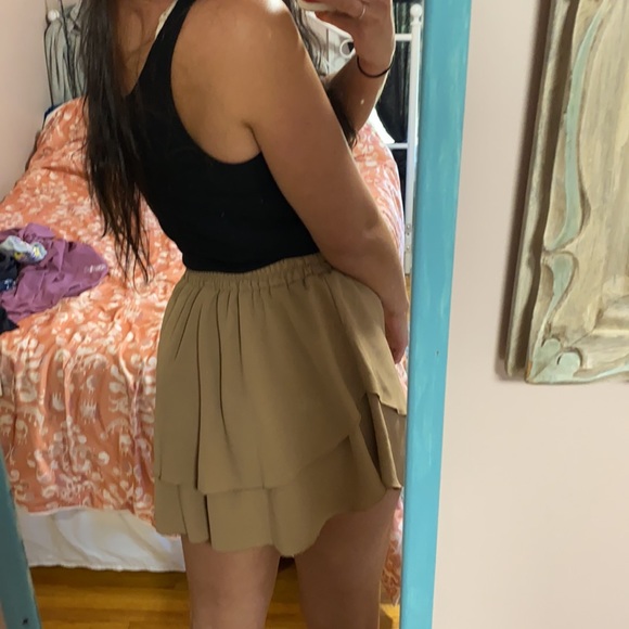 Tan flowy mini skirt - Picture 3 of 4